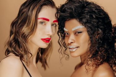 découvrez les dernières tendances en matière de costumes sexy pour pimenter vos soirées et événements. explorez des styles audacieux et séduisants qui mettront en valeur votre charme et votre personnalité. osez la nouveauté et surprenez avec des tenues tendance qui ne manquent pas d'originalité !