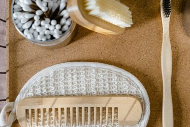 découvrez des astuces pratiques et innovantes pour organiser votre salle de bain efficacement. optimisez l'espace, rangez vos produits et créez un environnement fonctionnel et esthétique. transformez votre salle de bain en un havre de paix avec nos conseils d'organisation.