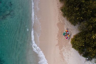 découvrez notre collection de serviettes de plage haut de gamme, idéales pour profiter du soleil et du sable. douces, absorbantes et disponibles dans une variété de designs colorés, nos serviettes vous accompagneront lors de vos journées à la mer. parfaites pour la plage, la piscine ou les pique-niques, elles combinent style et fonctionnalité.