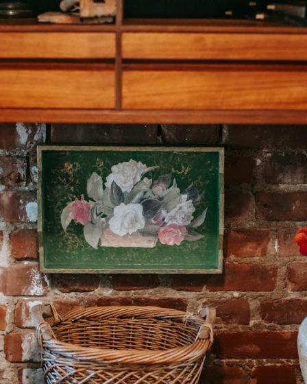 découvrez notre collection de vases décoratifs, parfaits pour embellir votre intérieur. avec des designs variés et élégants, ces vases ajoutent une touche de style à n'importe quelle pièce. idéaux pour mettre en valeur vos fleurs ou comme objets décoratifs à part entière.