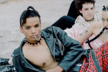 découvrez l'univers des faux piercings, l'alternative parfaite pour un look tendance sans engagement ! explorez notre collection variée : bandeaux, clips, et bijoux innovants qui sauront sublimer votre style en toute simplicité.