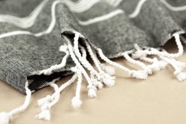 découvrez la fouta, une serviette en coton légère et absorbante, idéale pour vos journées à la plage ou au spa. pratique et esthétique, elle se décline en plusieurs couleurs et motifs pour s'adapter à votre style et à vos envies.
