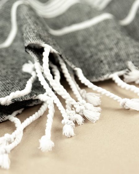 découvrez la fouta, une serviette en coton légère et absorbante, idéale pour vos journées à la plage ou au spa. pratique et esthétique, elle se décline en plusieurs couleurs et motifs pour s'adapter à votre style et à vos envies.