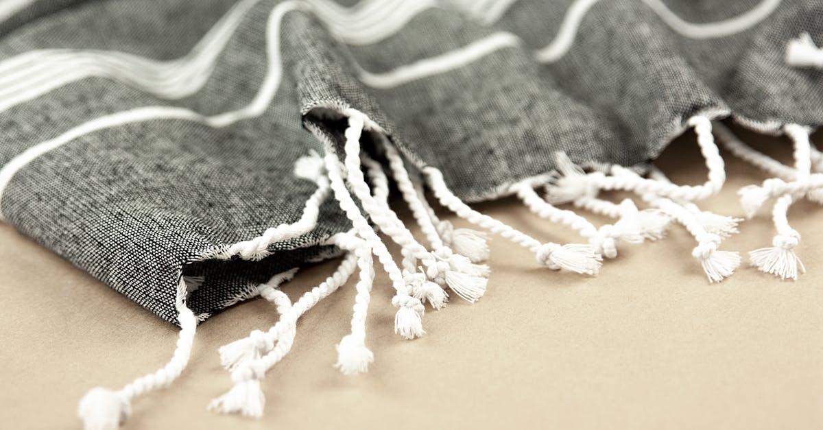 découvrez la fouta, une serviette en coton légère et absorbante, idéale pour vos journées à la plage ou au spa. pratique et esthétique, elle se décline en plusieurs couleurs et motifs pour s'adapter à votre style et à vos envies.