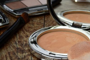 découvrez nos conseils et astuces pratiques pour organiser votre maquillage de manière efficace et esthétique. transformez votre routine beauté en un véritable plaisir grâce à une organisation optimale de vos produits et accessoires.