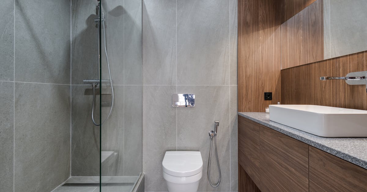 découvrez notre vaste sélection d'accessoires de douche pour sublimer votre expérience de bain. que ce soit des rideaux, des tapis antidérapants, ou des porte-savons, trouvez tout ce qu'il vous faut pour allier confort, style et praticité dans votre salle de bains.