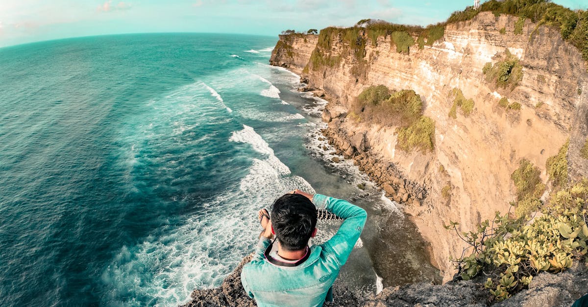 découvrez bali, l’île des dieux en indonésie : plages paradisiaques, rizières verdoyantes, temples authentiques et culture balinaise fascinante pour un voyage inoubliable.