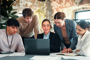 Développer un branding Lyon puissant ne relève pas du hasard. En effet, Lyon possède une identité économique et