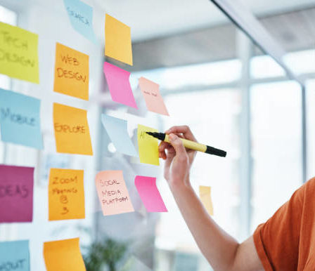 un branding Lyon puissant repose toujours sur une identité stratégique solide. Cela signifie comprendre votre mission,