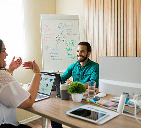 Le positionnement local exige une cohérence entre le contenu du site et la réalité géographique de l’activité. Ainsi, le référencement SEO Lyon