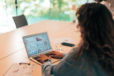 Avant toute création graphique, un travail stratégique approfondi s’impose. Un branding Lyon efficace commence par une phase