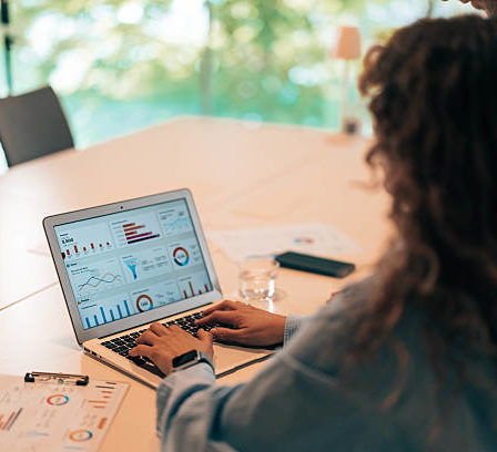 publier régulièrement des contenus informatifs améliore la fraîcheur du site et soutient le référencement SEO Lyon.