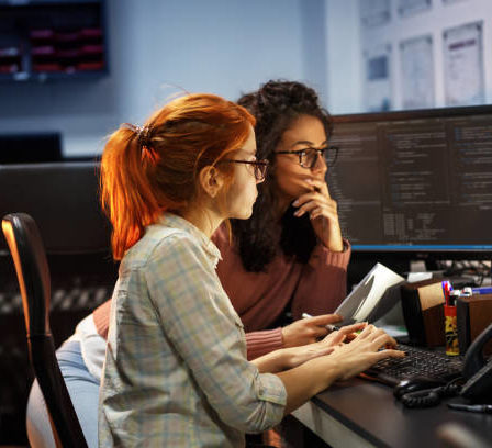 Un contenu de type reportage entreprise Paris permet de mettre en avant l’authenticité, les équipes et le savoir-faire,