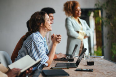 La première différence entre un reportage entreprise Paris et une vidéo corporate efficace réside dans l’intention même du contenu.