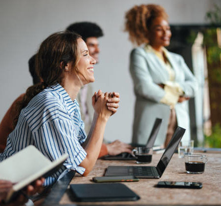 La première différence entre un reportage entreprise Paris et une vidéo corporate efficace réside dans l’intention même du contenu.